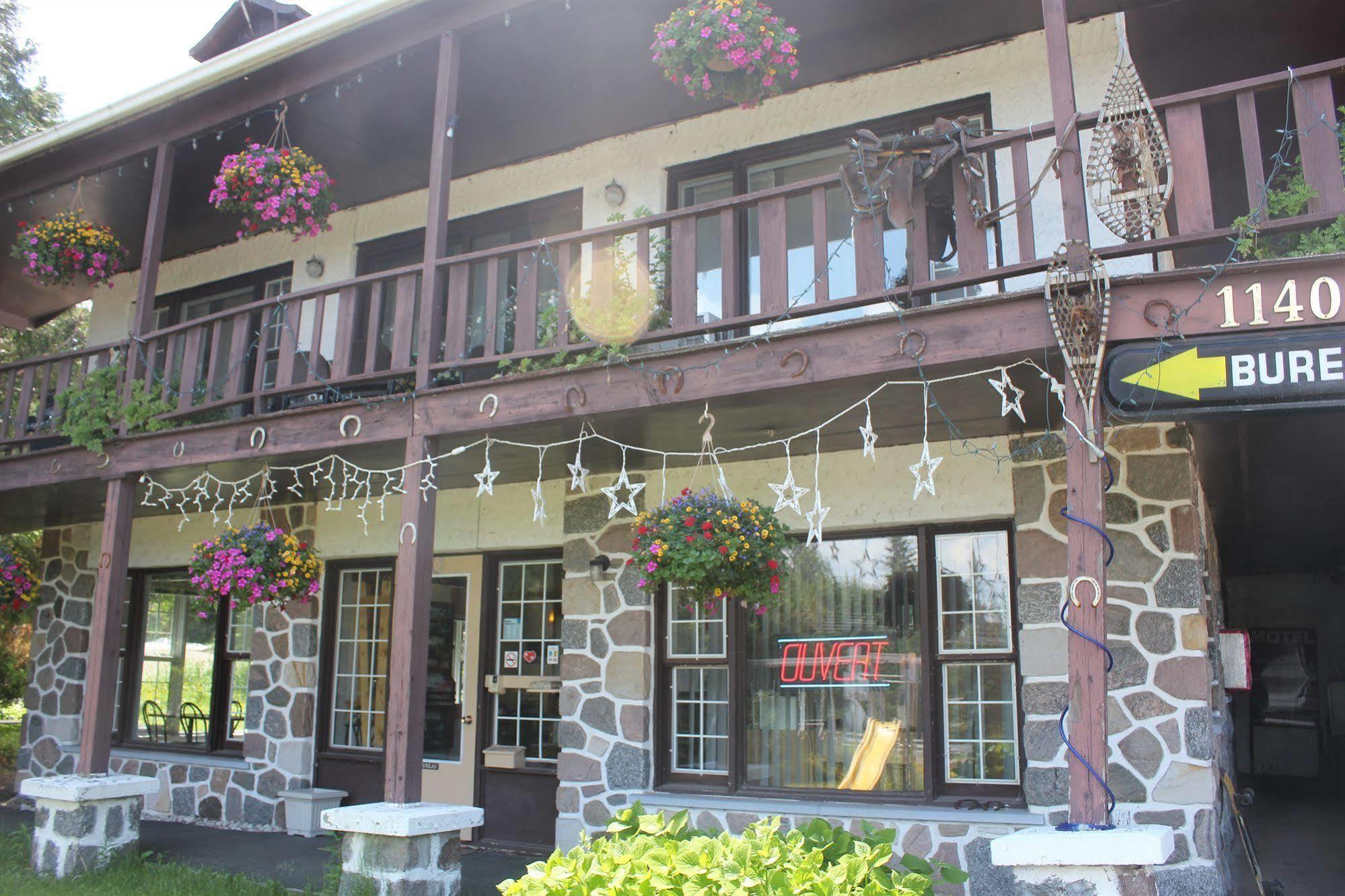 Motel Des Pays D'En Haut Val-David Extérieur photo