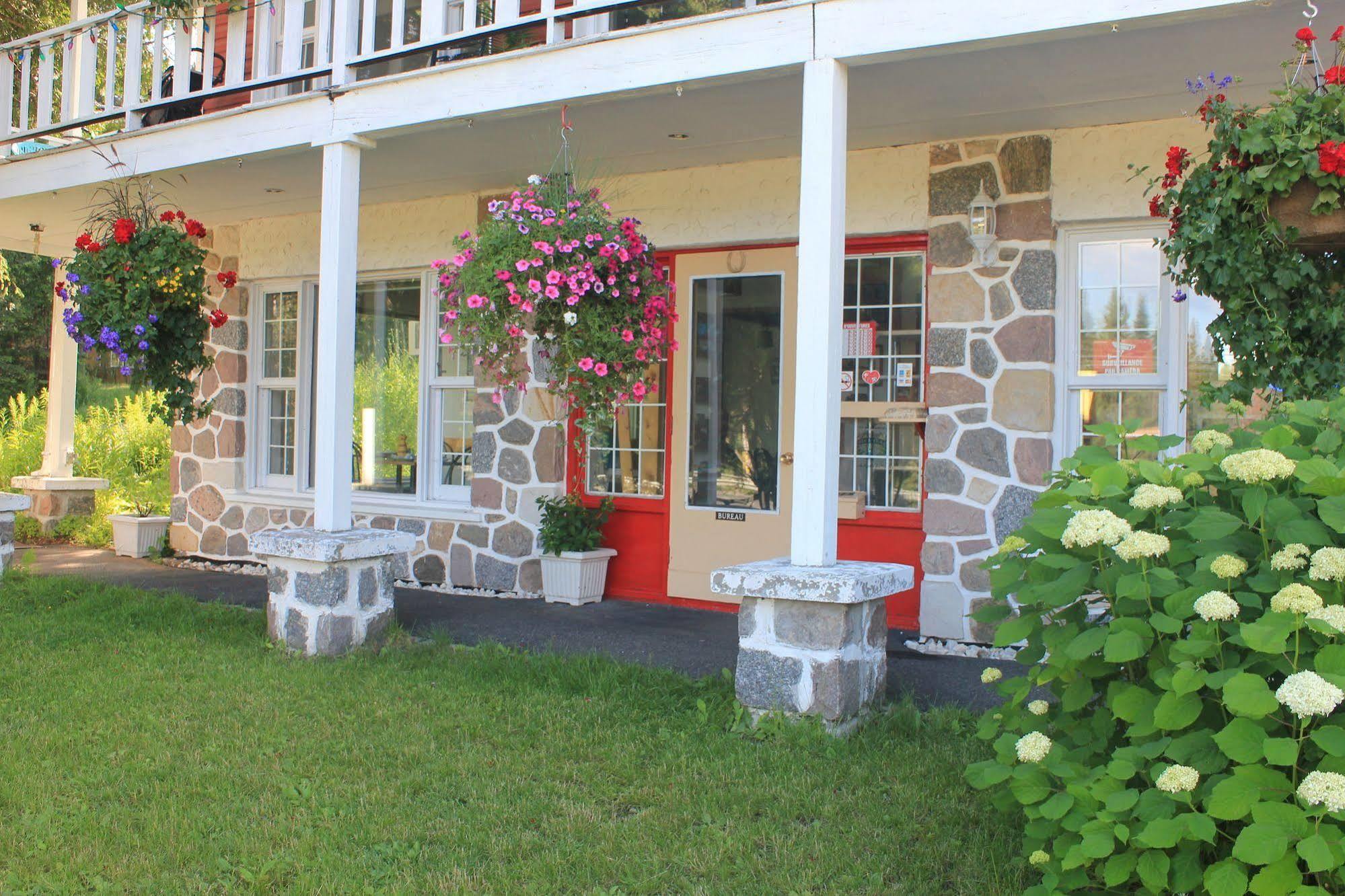 Motel Des Pays D'En Haut Val-David Extérieur photo