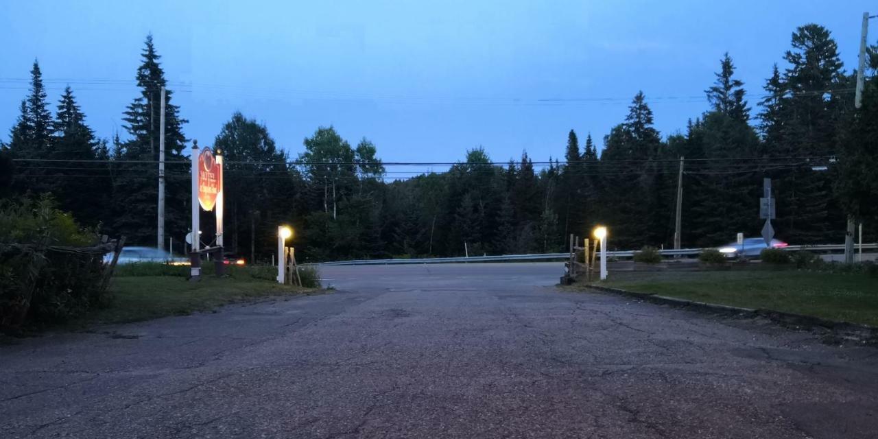 Motel Des Pays D'En Haut Val-David Extérieur photo